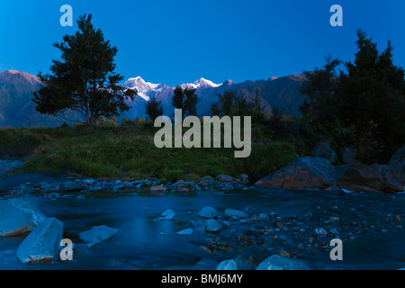 Soir sur le Mont Cook et le Mont Tasman avec montagnes, près du lac Matheson, île du Sud, Nouvelle-Zélande Banque D'Images