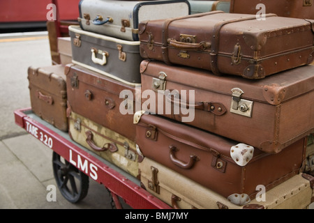 Old fashioned bagages sur un chariot de fer Banque D'Images