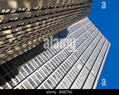 Deux gratte-ciel contre un ciel bleu parfait. Banque D'Images