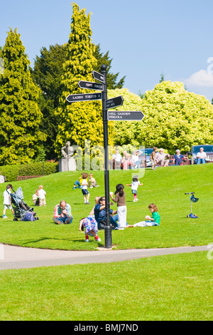 Golders Hill Park , ou paisible scène tranquille , les jeunes enfants les jeunes enfants et adultes appréciant le soleil d'été sur l'herbe par panneau Banque D'Images