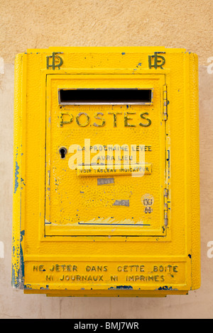 Montage mural jaune post box en France Banque D'Images