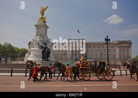 Un entraîneur royale devant le palais de Buckingham, Londres Banque D'Images