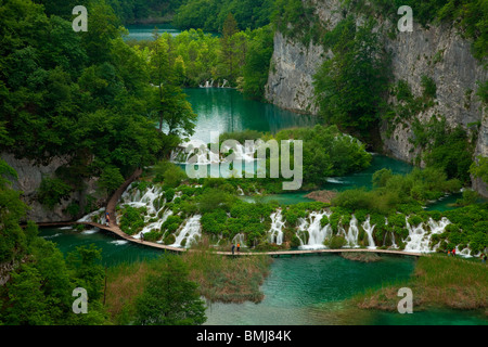 L'eau s'écoule en cascades dans le lac du parc national de Plitvice (Croatie) Banque D'Images