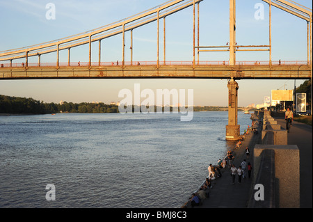 Le pont piétonnier du parc à Kiev, Ukraine Banque D'Images