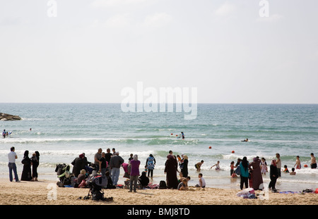 Grand groupe de musulmans sur la plage à Tel Aviv Banque D'Images