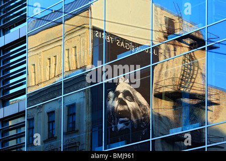 Reflet dans la fenêtre de verre, Riga, Lettonie Banque D'Images