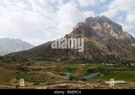 Montagnes du ventilateur avec rivière, Iskanderkul,Tadjikistan Banque D'Images