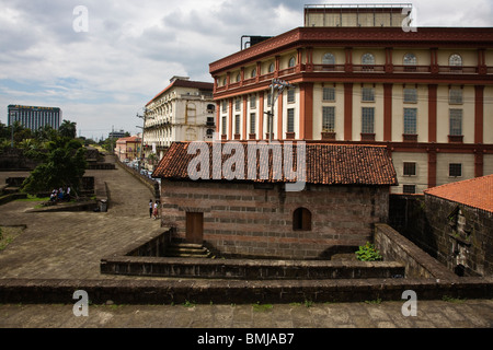 Bâtiment de style espagnol à l'intérieur de la paroi du district historique INTRAMUROS - MANILLE, PHILIPPINES Banque D'Images