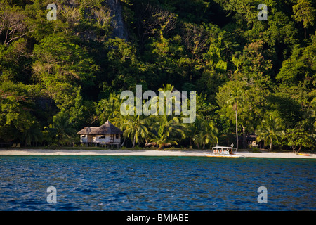 Une plage et FISHERMANS HOUSE sur une île près de BUSUANGA ISLAND dans le groupe CALAMIAN - PHILIPPINES Banque D'Images