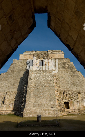 Vue de la pyramide magicien à Uxmal, Mexique. Banque D'Images