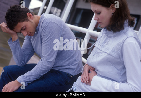 Couple malheureux de savoir qu'elle est enceinte Banque D'Images