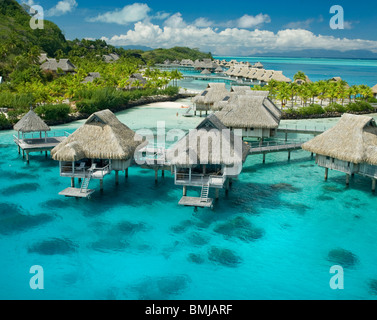 Bungalows sur pilotis de l'hôtel Hilton Bora Bora Nui Resort hôtel sur l'île de Bora Bora Banque D'Images