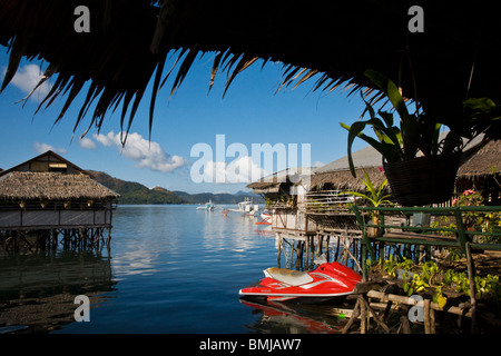 Bungalos sur l'eau sont les meilleurs hébergements à CORON TOWN sur l'île de Busuanga dans le groupe CALAMIAN - PHILIPPINES Banque D'Images