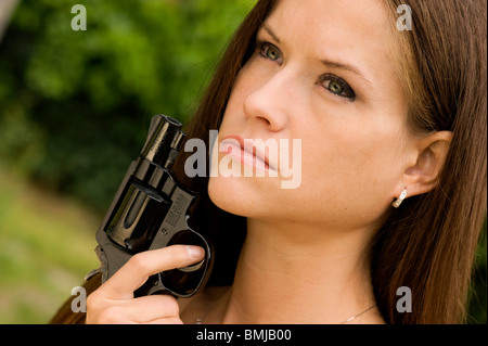 Belle femme détient 38 Revolver Spécial Banque D'Images