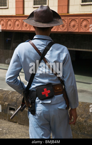 Une protection de sécurité armés dans le quartier historique d'Intramuros - MANILLE, PHILIPPINES Banque D'Images