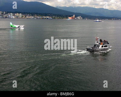 Des patrouilles de police de Vancouver Le port de Vancouver comme bateau un hydravion décolle Banque D'Images