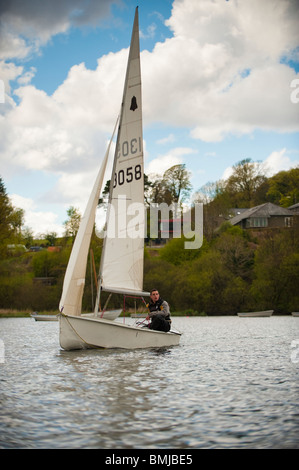 La Voile d'un petit canot à l'Urdd Outward Bound, d'un centre d'activités, Glanllyn, Bala lake, Gwynedd au nord du Pays de Galles UK Banque D'Images