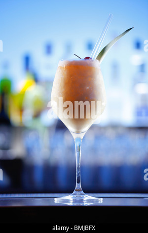 Pina Colada cocktail sur un bar, fond bleu Banque D'Images