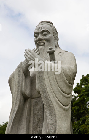 Une statue de pierre de Confucius dans le jardin chinois près de Intramuros - MANILLE, PHILIPPINES Banque D'Images