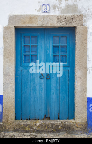 Porte en bois bleu rustique d'Obidos Banque D'Images