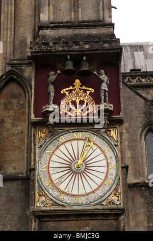 L'horloge de la cathédrale de Wells extérieure historique avec des chevaliers jouteurs qui sonnent la cloche toutes les 15 minutes. Ville de Wells, Somerset, Angleterre, Royaume-Uni Banque D'Images