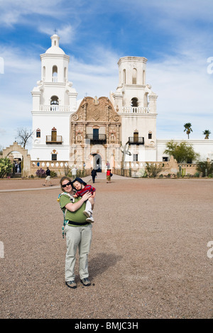 Mère et fils touristes debout devant la Mission San Xavier, Tucson, Arizona. Banque D'Images