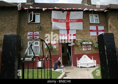 La maison est décorée avec la croix de St George drapeaux avant la Coupe du Monde 2010. Beauraing, sud-est de Londres. 09.06.2010 Banque D'Images