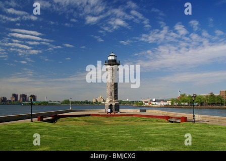 Phare de Lighthouse Park à l'extrémité nord de l'Île Roosevelt à New York City Banque D'Images