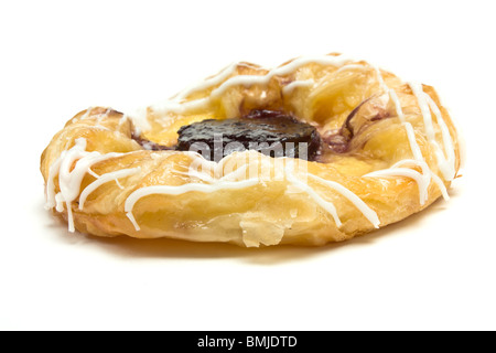 Pâtisserie danoise de bleuets contre isolé sur fond blanc. Banque D'Images