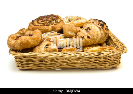 Panier en osier avec sélection de pâtisseries danoises et françaises sur fond blanc. Banque D'Images