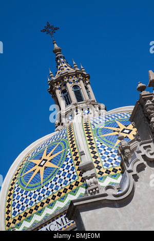 Sol carrelé mauresque et spire du dôme au-dessus du Musée de l'homme à Balboa Park, San Diego, Californie Banque D'Images