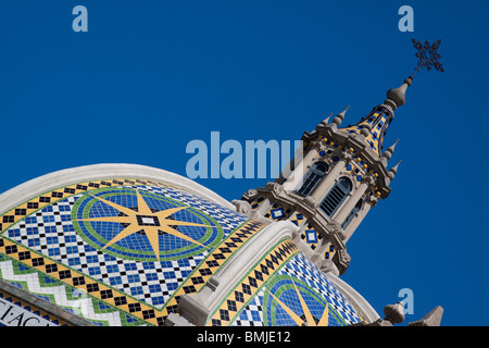 Sol carrelé mauresque et spire du dôme au-dessus du Musée de l'homme dans le Parc Balboa San Diego Banque D'Images