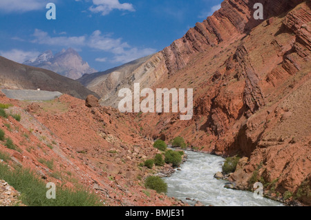 Montagnes du ventilateur avec rivière, Iskanderkul,Tadjikistan Banque D'Images