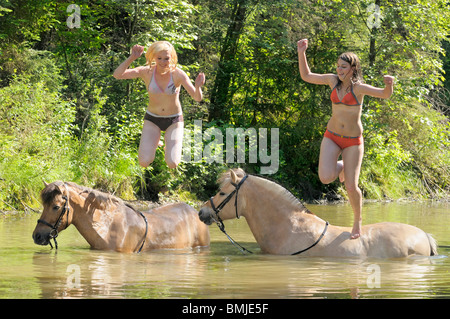 Deux jeunes filles sautant poneys cheval norvégien islandais Banque D'Images