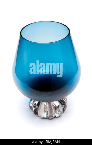 Brandy bleu cobalt à partir de verre optique faible contre isolé sur fond blanc. Banque D'Images