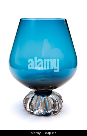 Brandy bleu cobalt à partir de verre optique faible contre isolé sur fond blanc. Banque D'Images