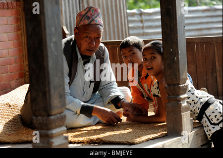 Dévot hindou avec petits-enfants au festival bisket jatra à Thimi (connue historiquement comme Madhyapur) , Népal Banque D'Images