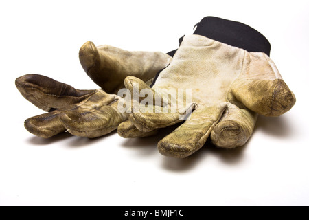 Paire de gants de jardinage crasseux de perspective faible contre isolé sur fond blanc. Banque D'Images