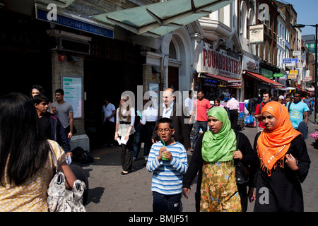 Les gens de différentes origines ethniques (principalement musulmans) autour du marché sur Whitechapel High Street à l'Est de Londres. Banque D'Images