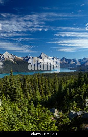 Lac Maligne de collines Bald, Jasper National Park, Alberta, Canada Banque D'Images