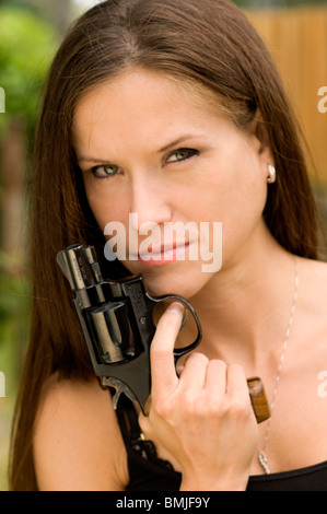 Belle femme détient 38 Revolver Spécial Banque D'Images