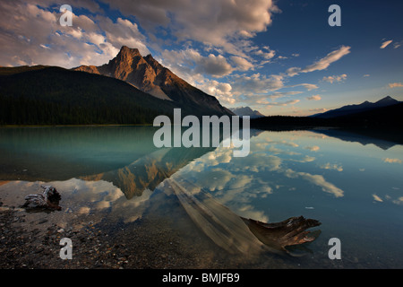 Emerald Lac au crépuscule avec le pic du Mont Burgess au-delà, le parc national Yoho, Colombie-Britannique, Canada Banque D'Images