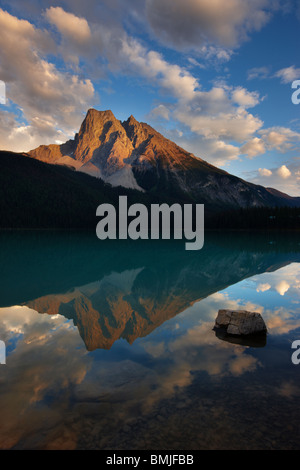 Emerald Lac au crépuscule avec le pic du Mont Burgess traduit, le parc national Yoho, Colombie-Britannique, Canada Banque D'Images