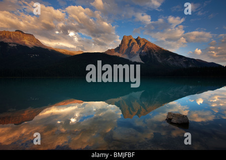 Emerald Lac au crépuscule avec le pic du Mont Burgess traduit, le parc national Yoho, Colombie-Britannique, Canada Banque D'Images