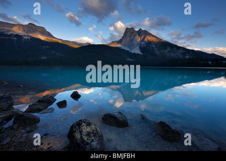 Emerald Lac au crépuscule avec le pic du Mont Burgess traduit, le parc national Yoho, Colombie-Britannique, Canada Banque D'Images
