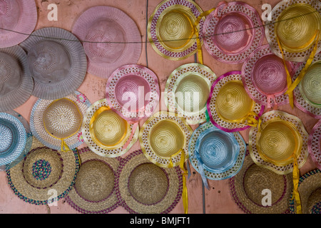 L'Afrique, Afrique de l'Ouest, Bénin, Ouidah, Temple de l'Pythons. Coup de chapeaux colorés à vendre à Ouidah, Bénin. Banque D'Images
