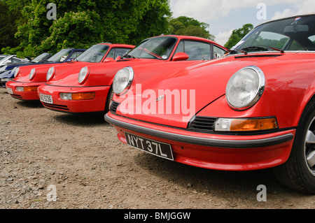 Rangée de Porsche 911s rouge Banque D'Images