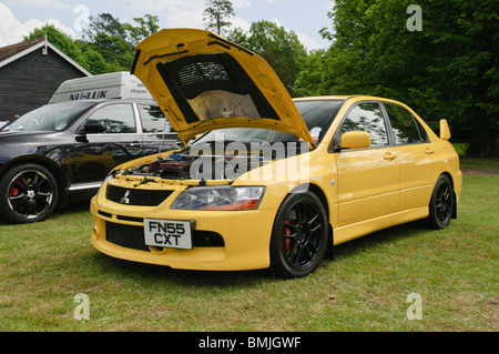 Mitsubishi Evolution VIII jaune avec le capot ouvert Banque D'Images