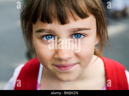 Portrait d'une fille avec de grands yeux bleus et des taches de rousseur, la Suède. Banque D'Images