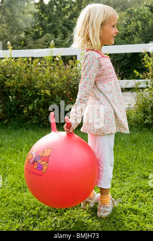 Little Girl standing on lawn Banque D'Images